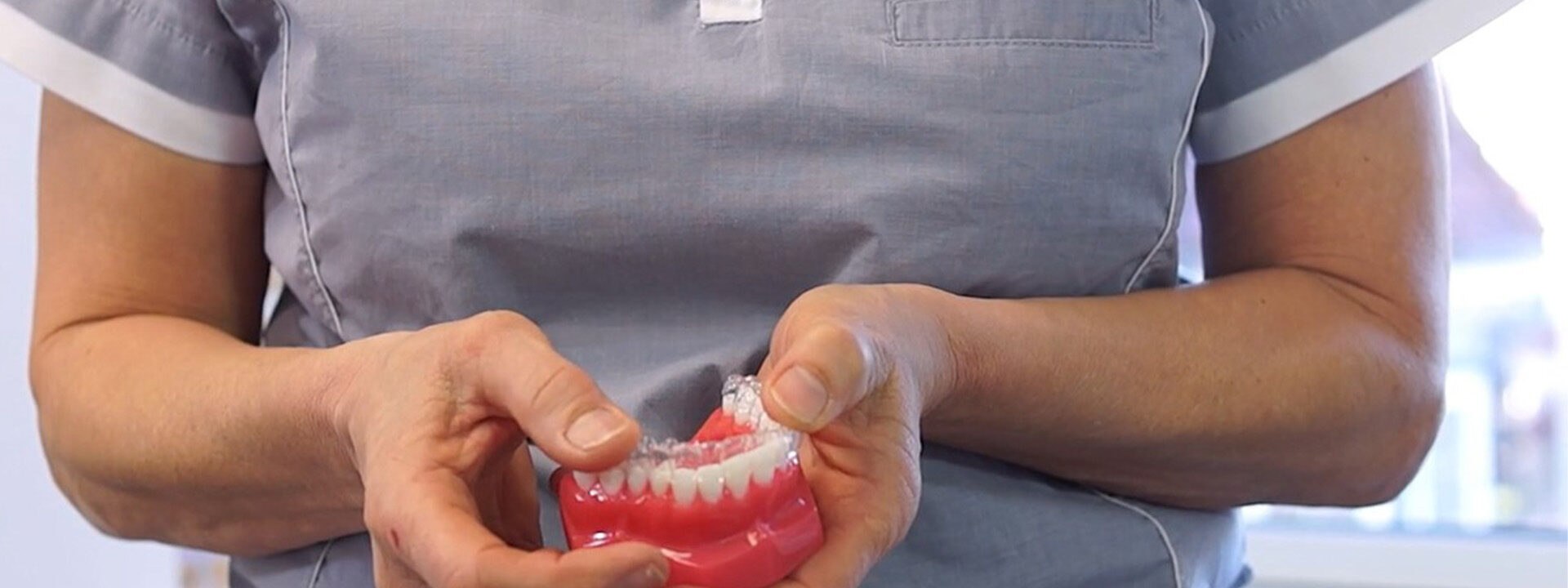 tandlæge holder invisalign-skinne